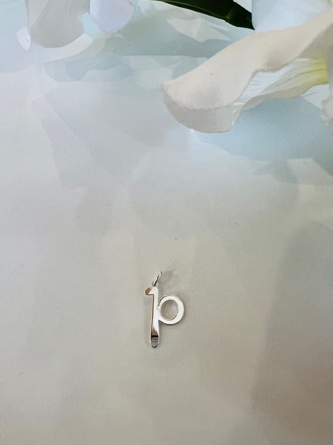 Ciondolo con lettera P in corsivo in Argento 925. 