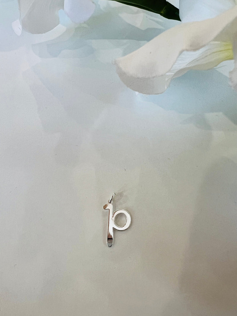 Ciondolo con lettera P in corsivo in Argento 925. 