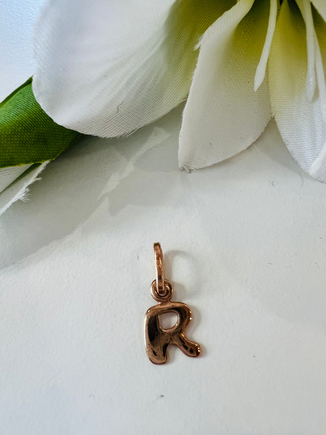 Ciondolo con lettera R in grassetto. Argento 925 bagnato nell'oro rosa. 