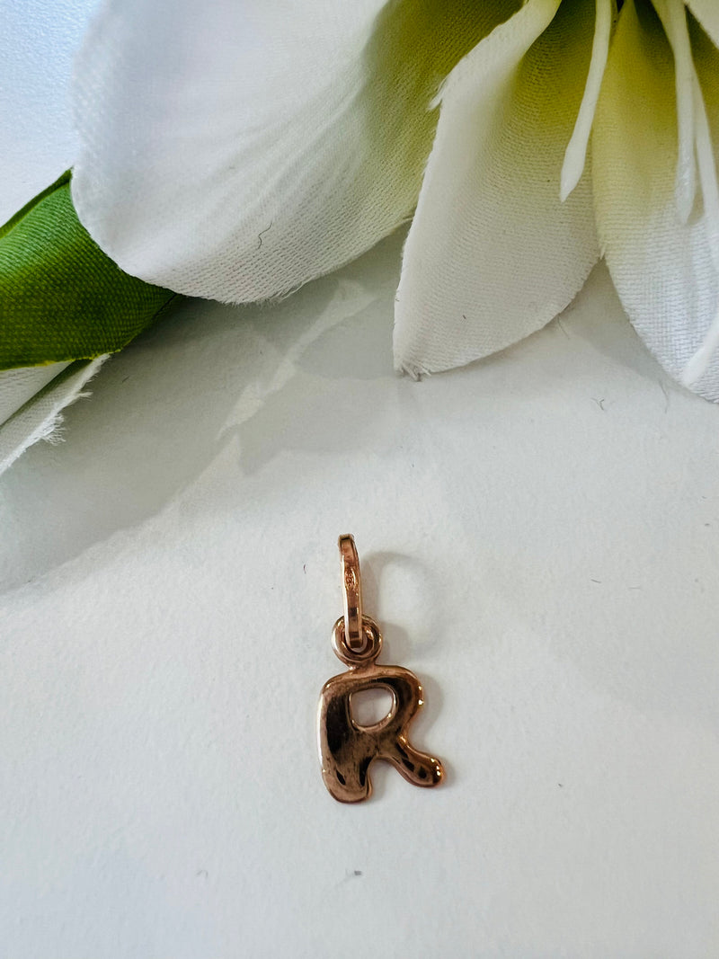 Ciondolo con lettera R in grassetto. Argento 925 bagnato nell'oro rosa. 