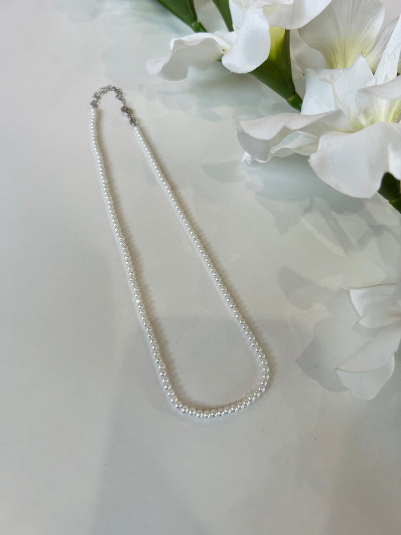 Collana in argento composta da perle sintetiche. Chiusura regolabile. Disponibile in 2 misure: S e M. 