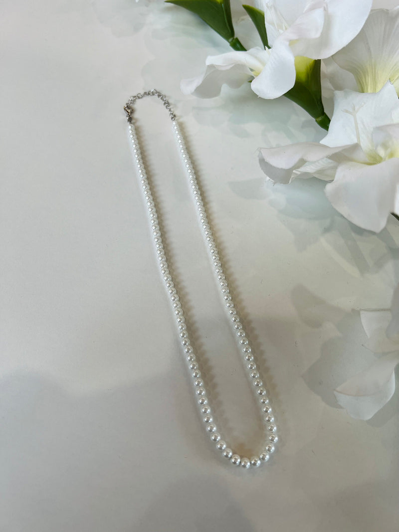 Collana in argento composta da perle sintetiche. Chiusura regolabile. Disponibile in 2 misure: S e M. Gioielli originali. 