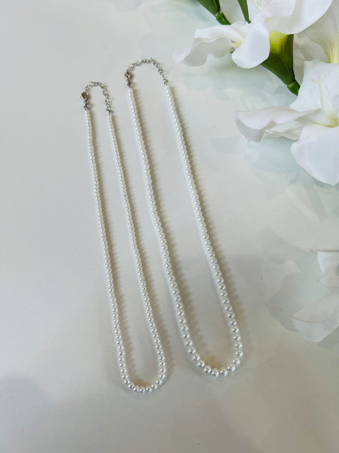 Collana in argento composta da perle sintetiche. Chiusura regolabile. Disponibile in 2 misure: S e M. Gioielli originali. 