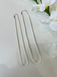 Collana in argento composta da perle sintetiche. Chiusura regolabile. Disponibile in 2 misure: S e M. Gioielli originali. 