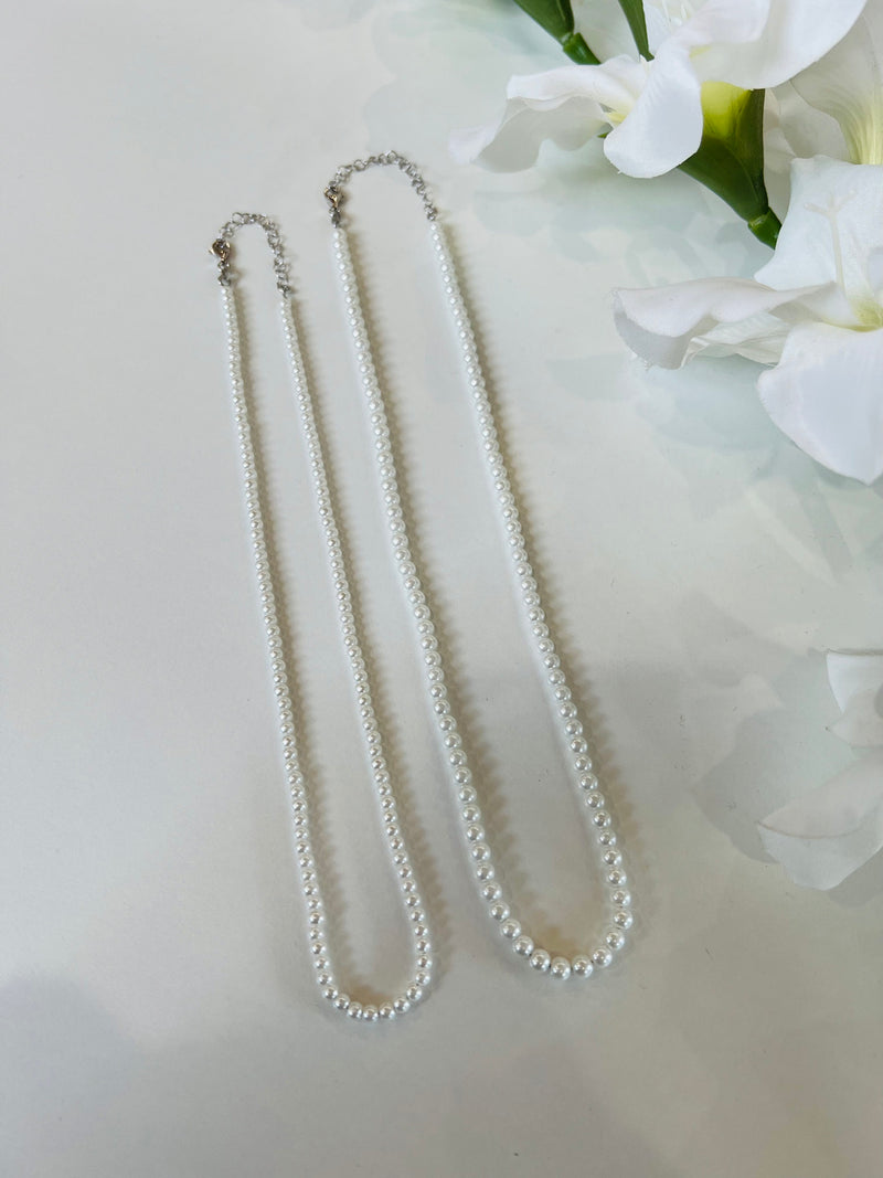 Collana in argento composta da perle sintetiche. Chiusura regolabile. Disponibile in 2 misure: S e M. Gioielli originali. 