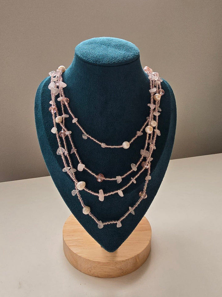 Collana lunga con pietre di diverse grandezze. 