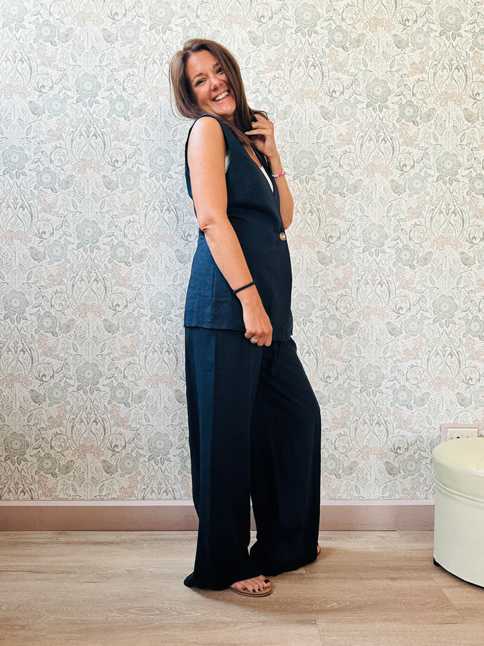 Completo Carrie Blu: Completo composto da pantalone a palazzo  e gilet senza maniche lungo con chiusura ad unico bottone.