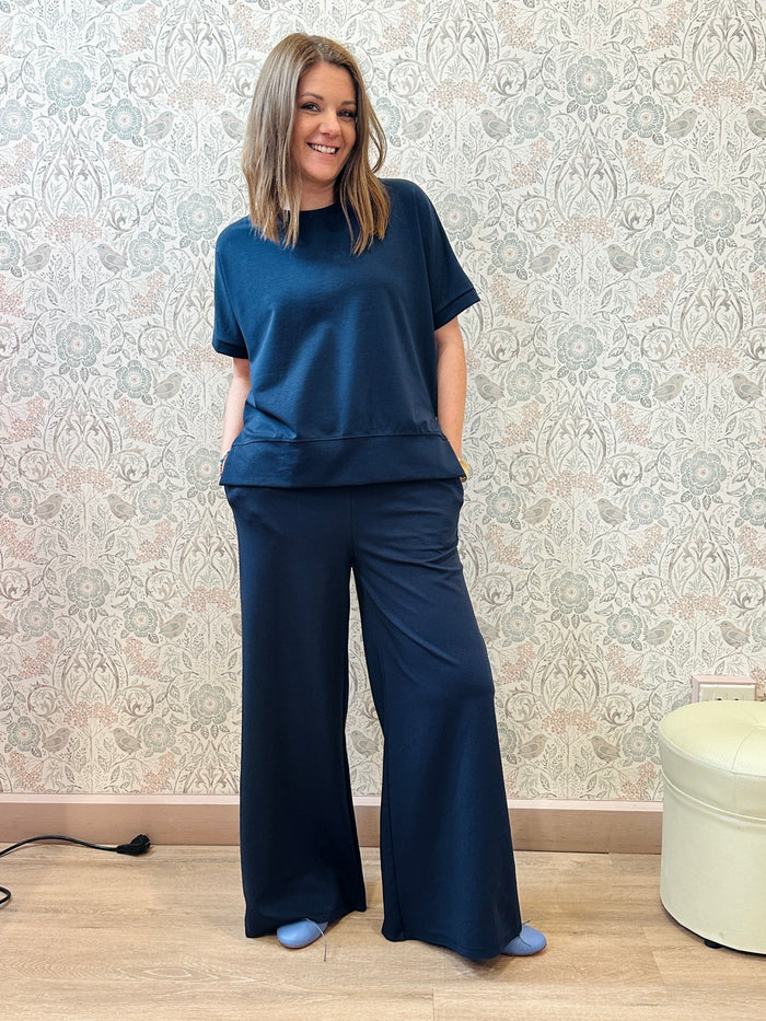 Completo composto da blusa a mezza manica e pantaloni larghi e comodi sulla gamba. 