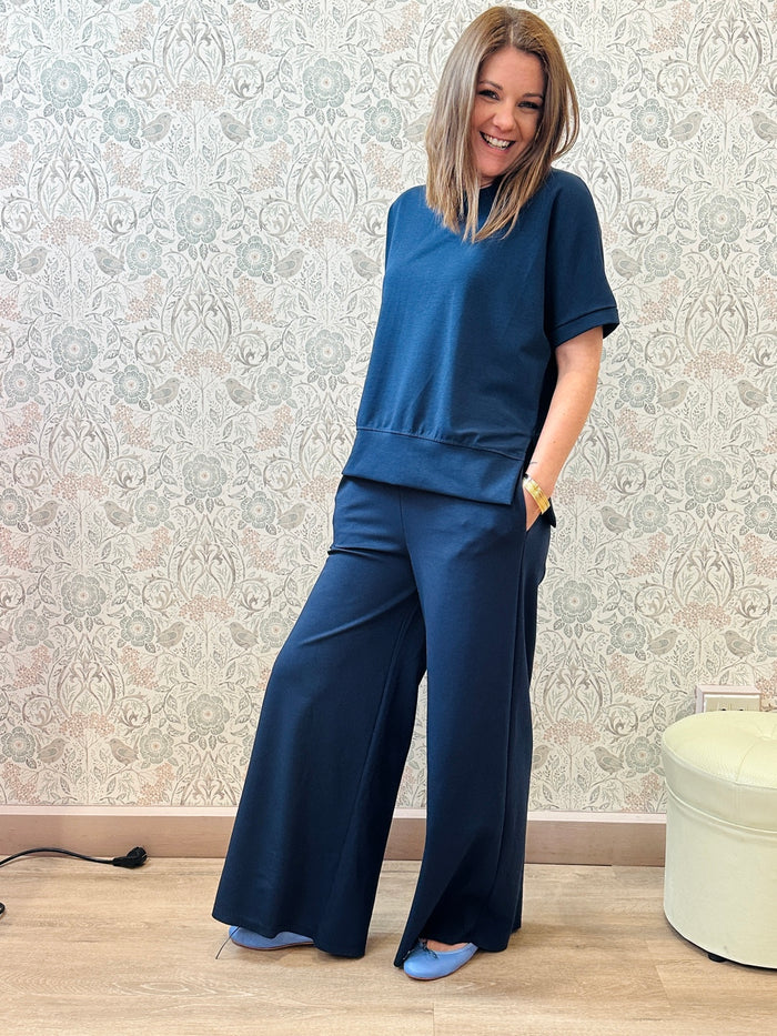 Completo composto da blusa a mezza manica e pantaloni larghi e comodi sulla gamba.