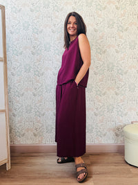 Completo con blusa da taglio svasato con scollo a V e pantaloni alla caviglia con elastico in vita e tasche laterali. 