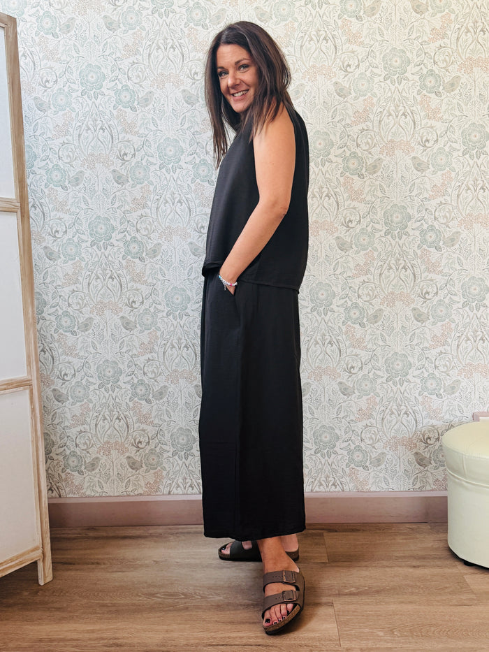 Completo con blusa da taglio svasato con scollo a V e pantaloni alla caviglia con elastico in vita e tasche laterali.
