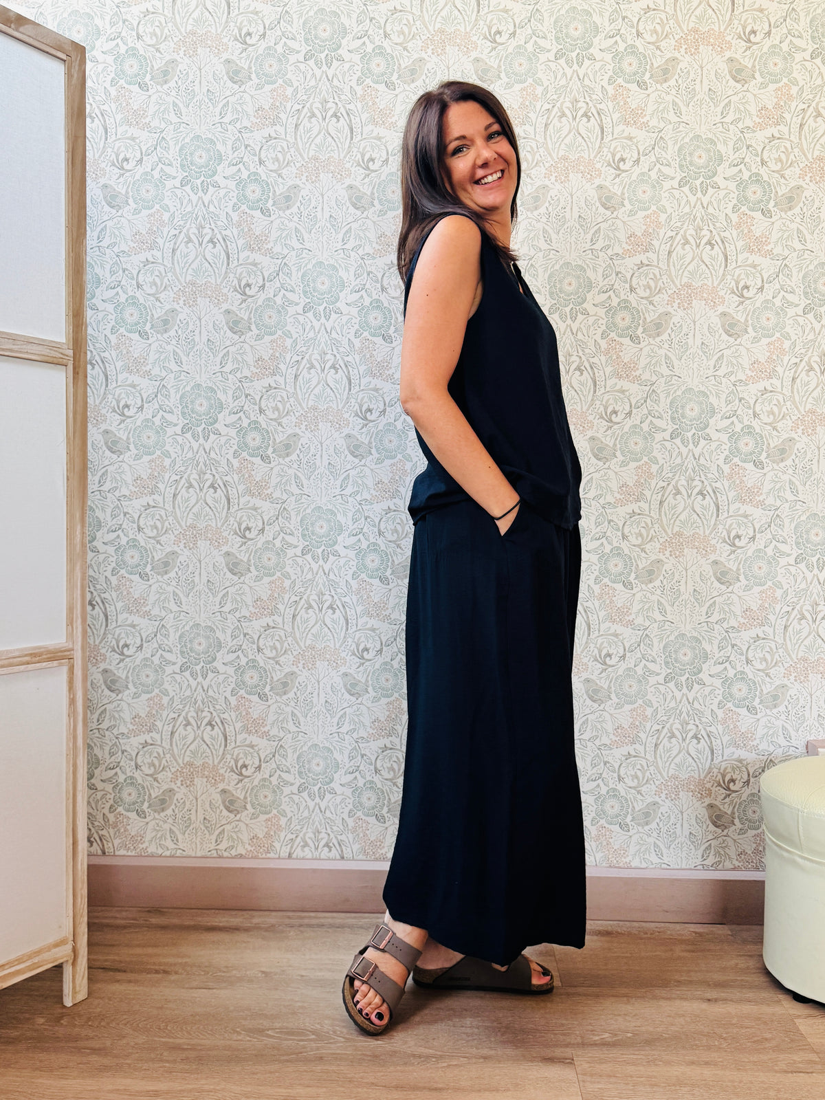 Completo con blusa da taglio svasato con scollo a V e pantaloni alla caviglia con elastico in vita e tasche laterali.