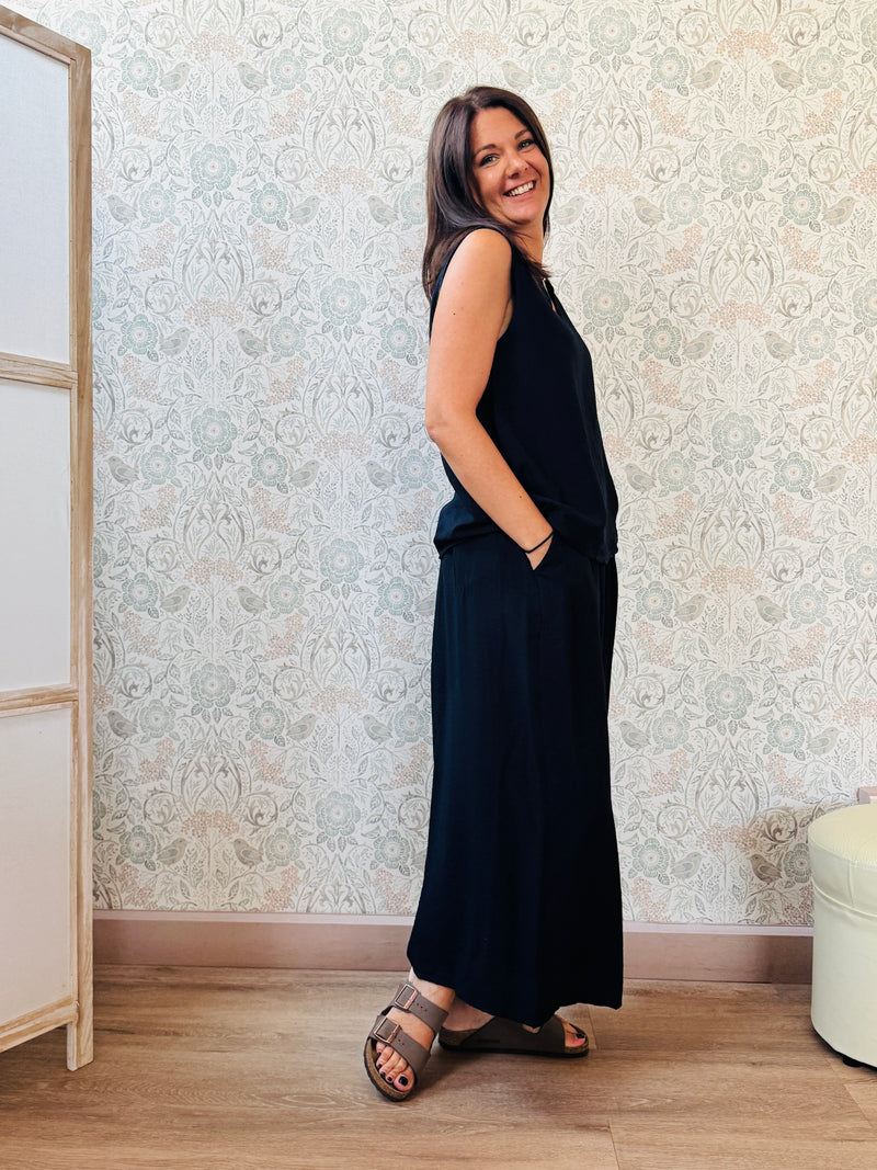 Completo con blusa da taglio svasato con scollo a V e pantaloni alla caviglia con elastico in vita e tasche laterali.