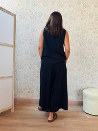 Completo con blusa da taglio svasato con scollo a V e pantaloni alla caviglia con elastico in vita e tasche laterali.
