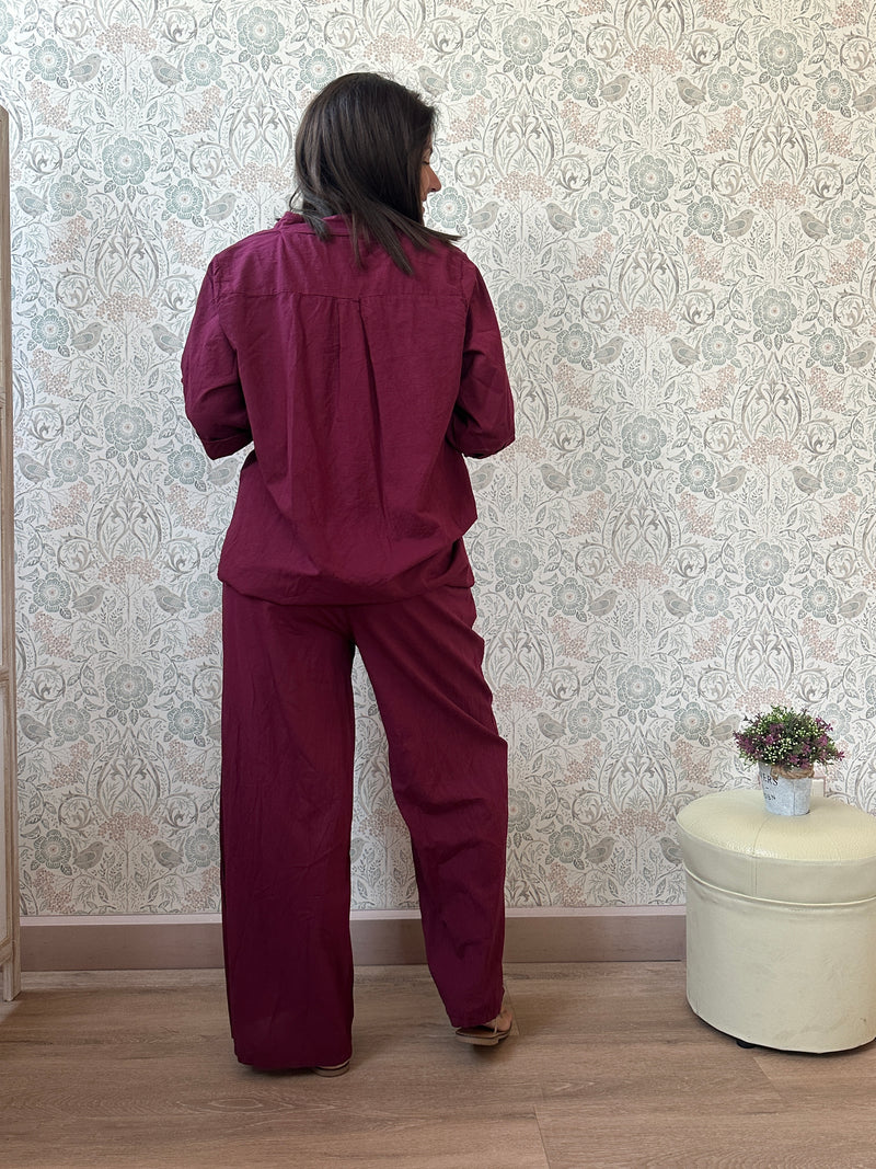 Completo 100% cotone composto da pantalone a palazzo con tasche laterali e camicia alla coreana