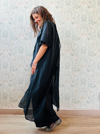 Completo composto da: pantaloni a palazzo con elastico in vita e pantaloncini interno + blusa lunga a manica corta, scollo tondo e taglio a portafoglio