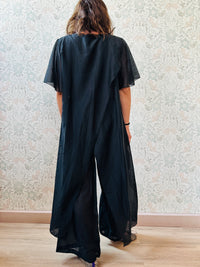 Completo composto da: pantaloni a palazzo con elastico in vita e pantaloncini interno + blusa lunga a manica corta, scollo tondo e taglio a portafoglio