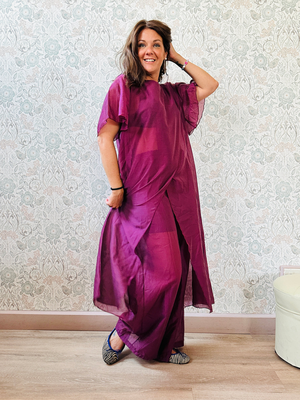 Completo composto da: pantaloni a palazzo con elastico in vita e pantaloncini interno + blusa lunga a manica corta, scollo tondo e taglio a portafoglio