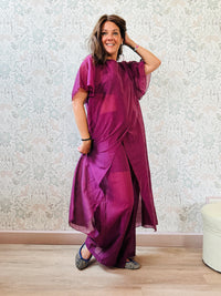 Completo composto da: pantaloni a palazzo con elastico in vita e pantaloncini interno + blusa lunga a manica corta, scollo tondo e taglio a portafoglio