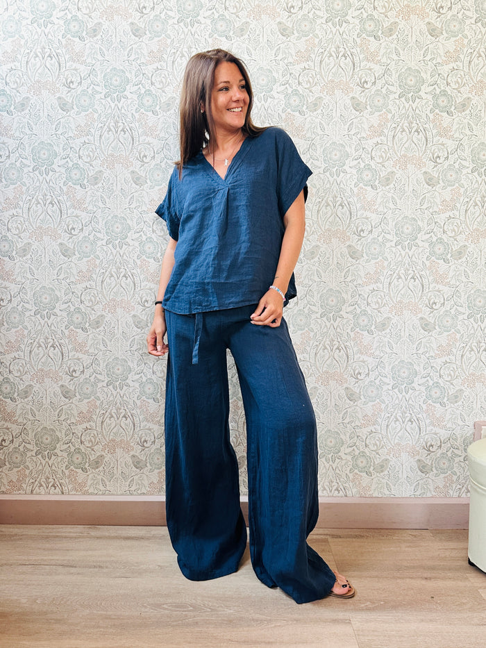 Completo Maldive Blu: Completo 100% lino composto da pantalone a palazzo  e blusa a manica corta, scollo a V e taglio svasato. 