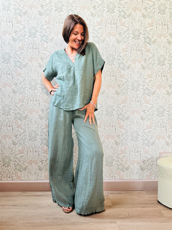 Completo Maldive Verde Militare: Completo 100% lino composto da pantalone a palazzo  e blusa a manica corta, scollo a V e taglio svasato. 
