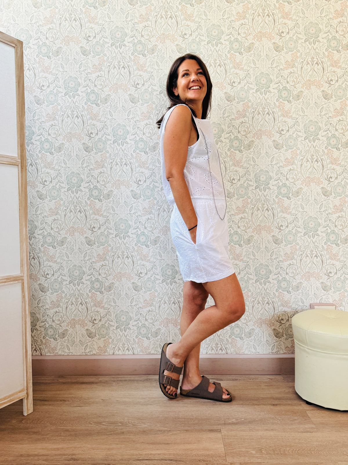 Completo in sangallo con blusa senza manica e scollo tondo.  Pantaloncini corti con elastico in vita e tasche laterali.