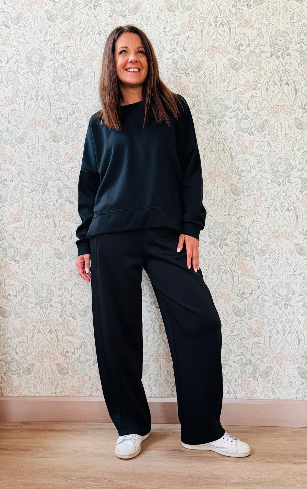 Completo composto da: Pantaloni con elastico in vita, taglio baggy e tasche sui fianchi. Felpa con scollo tondo ampia, svasata e con spacchetti laterali. 
