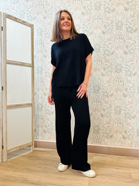 Completo fresco con elastico in vita e lacci nei pantaloni e maglietta a manica corta. 