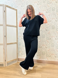 Completo fresco con elastico in vita e lacci nei pantaloni e maglietta a manica corta.