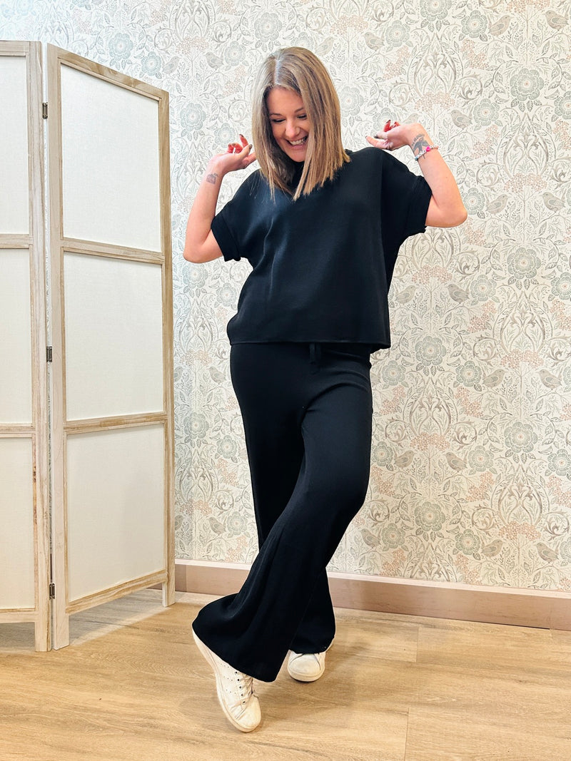 Completo fresco con elastico in vita e lacci nei pantaloni e maglietta a manica corta.