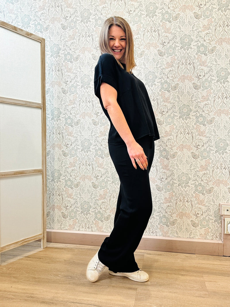 Completo fresco con elastico in vita e lacci nei pantaloni e maglietta a manica corta.  