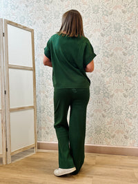 Completo verde fresco con elastico in vita e lacci nei pantaloni e maglietta a manica corta.  