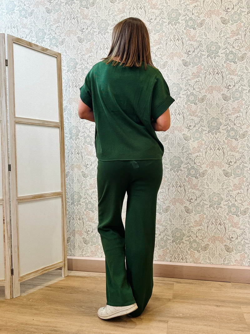 Completo verde fresco con elastico in vita e lacci nei pantaloni e maglietta a manica corta.  