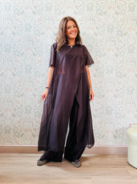 Completo marrone composto da: pantaloni a palazzo con elastico in vita e pantaloncini interno + blusa lunga a manica corta, scollo tondo e taglio a portafoglio