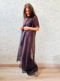 Completo composto da: pantaloni a palazzo con elastico in vita e pantaloncini interno + blusa lunga a manica corta, scollo tondo e taglio a portafoglio