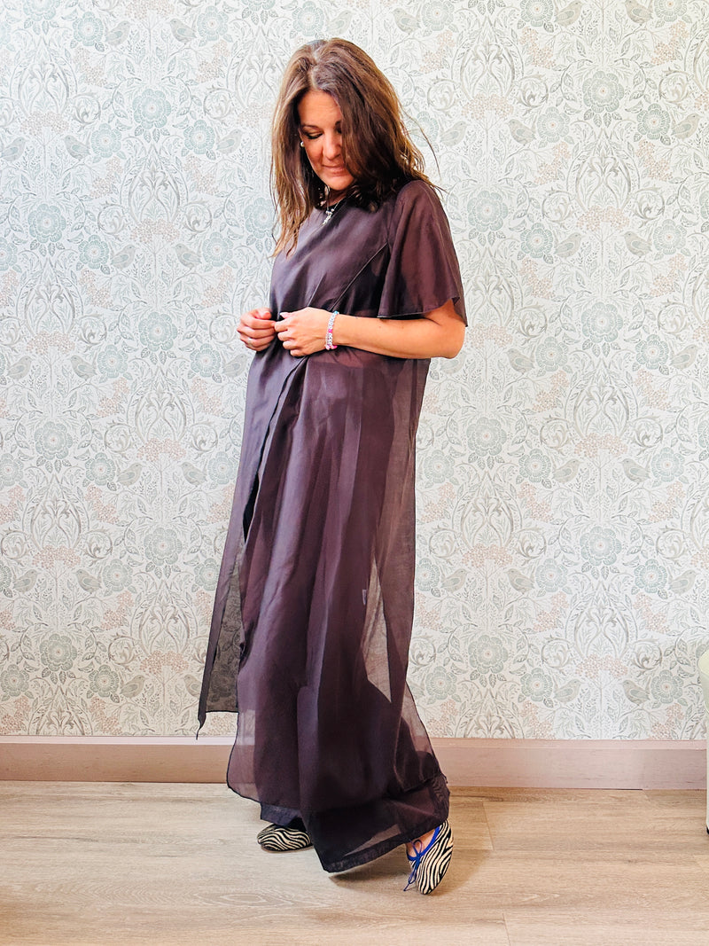 Completo composto da: pantaloni a palazzo con elastico in vita e pantaloncini interno + blusa lunga a manica corta, scollo tondo e taglio a portafoglio