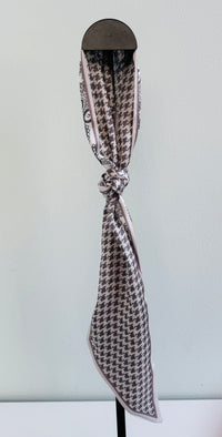 Foulard in 100% poliestere. Fantasia Jacquard.
Lunghezza: 140 cm
Altezza: 13 cm