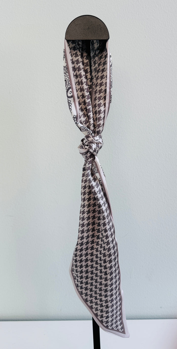 Foulard in 100% poliestere. Fantasia Jacquard.
Lunghezza: 140 cm
Altezza: 13 cm