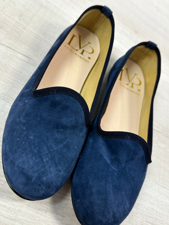 Friulane in Camoscio, con dettagli blu scuro. Artigianali e Made in Italy.