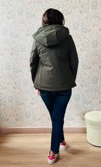 Giubbotto 3 in 1, verde, corto con strato in eco pelliccia. Chiusura zip e tasche laterali con zip.  
