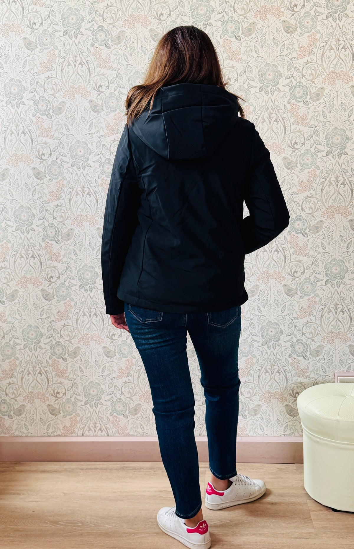 Giubbotto 3 in 1, nero, invernale con strato in eco pelliccia. Chiusura zip e tasche laterali con zip.  