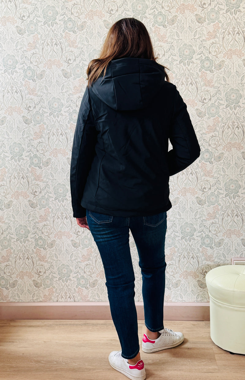 Giubbotto 3 in 1, nero, invernale con strato in eco pelliccia. Chiusura zip e tasche laterali con zip.  