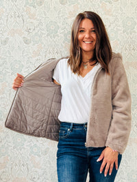 Giubbotto tortora 3 in 1 , corto, invernale con strato in eco pelliccia. Chiusura zip e tasche laterali con zip.  