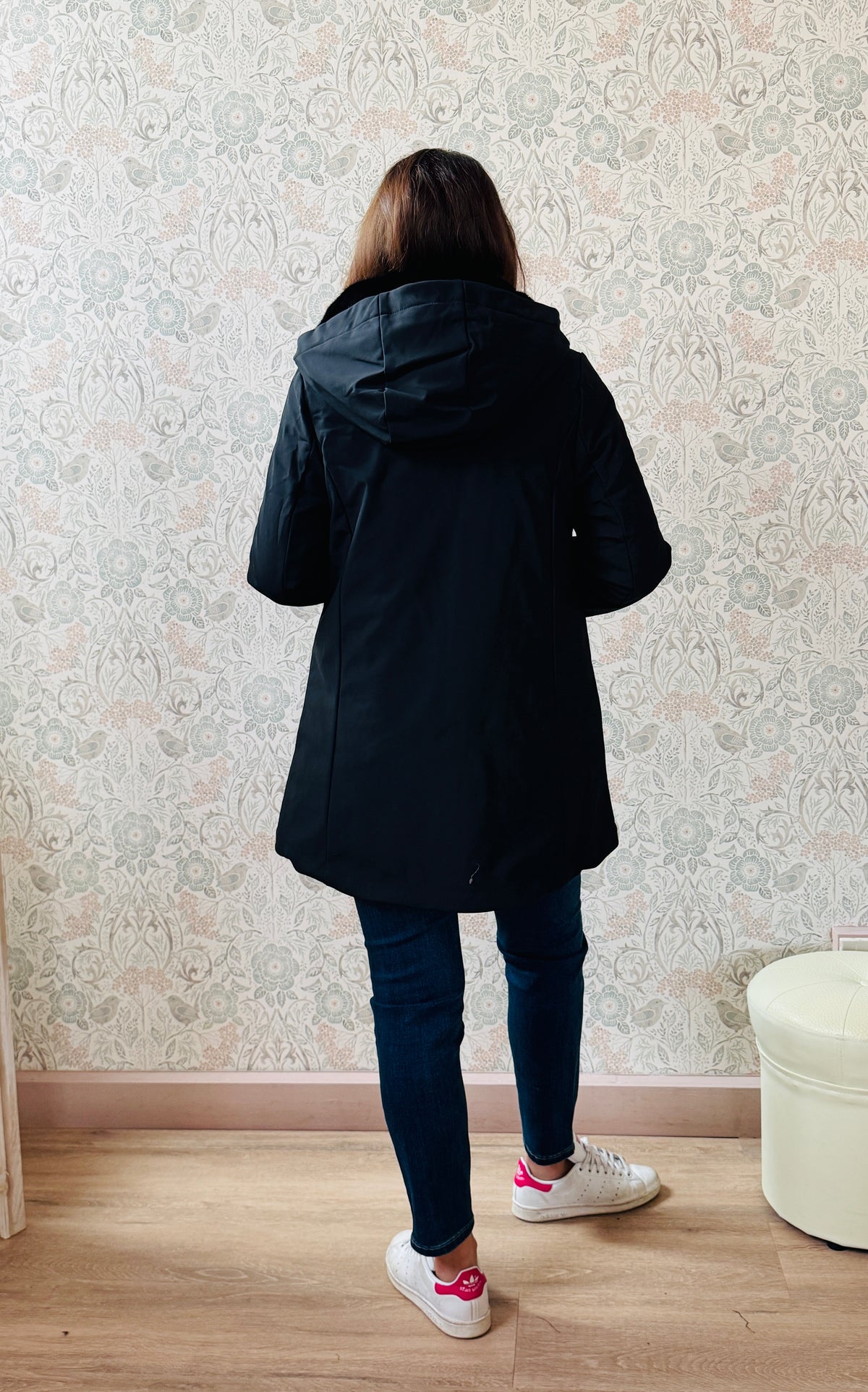 Giubbotto nero lungo 3 in 1 con strato in eco pelliccia. Chiusura zip e tasche laterali con zip.  