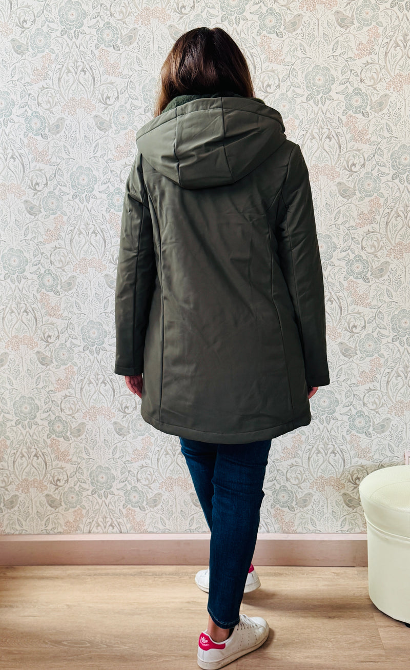 Giubbotto verde militare  lungo 3 in 1 con strato in eco pelliccia. Chiusura zip e tasche laterali con zip.  