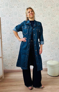 Giacca/vestito stile camicia lunga da donna con colletto, tasche sul davanti e cintura in tessuto removibile in vita. Outfit Autunnale Must-Haves Made in Italy. Dalla S40 alla L44. 
