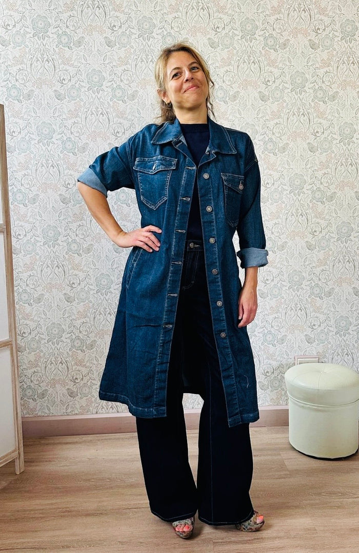 Giacca/vestito stile camicia lunga da donna con colletto, tasche sul davanti e cintura in tessuto removibile in vita. Outfit Autunnale Must-Haves Made in Italy. Dalla S40 alla L44. 