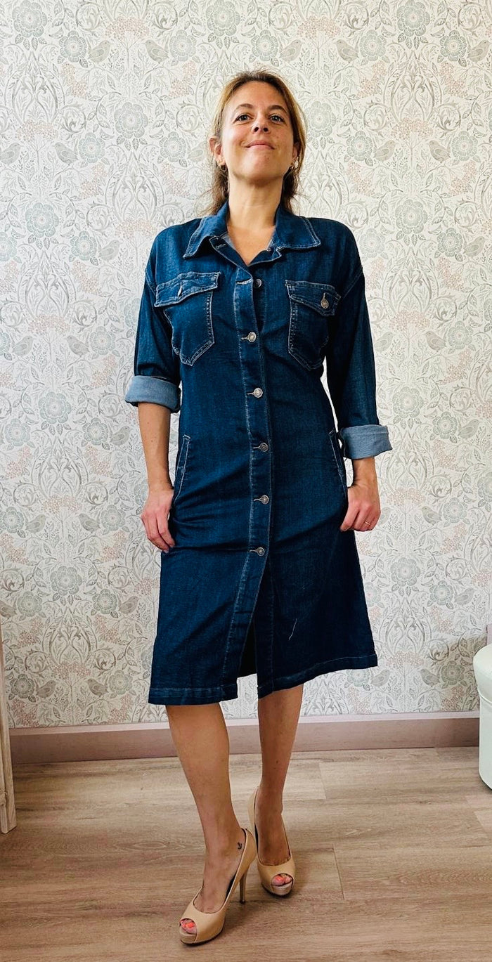 Giacca/vestito stile camicia lunga da donna con colletto, tasche sul davanti e cintura in tessuto removibile in vita. Outfit Autunnale Must-Haves Made in Italy. Dalla S40 alla L44. 