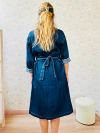 Giacca/vestito stile camicia lunga da donna con colletto, tasche sul davanti e cintura in tessuto removibile in vita. Outfit Autunnale Must-Haves Made in Italy. Dalla S40 alla L44. 