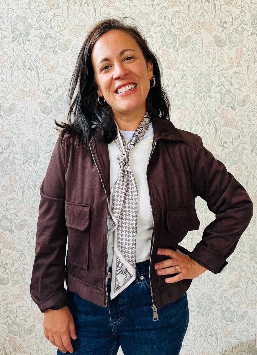 Giacca donna effetto camoscio con zip e colletto, con tasche aperte sul davanti. Taglia unica consigliata fino alla 44/46. Outfit Must-Haves Made in Italy 